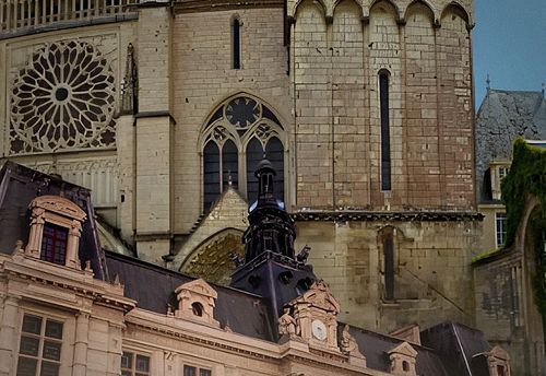 MystĂšres de Poitiers