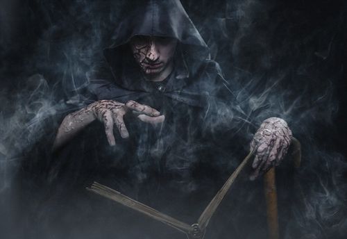 Les Quatre Sorciers et l'Ascension du Seigneur des Ténèbres